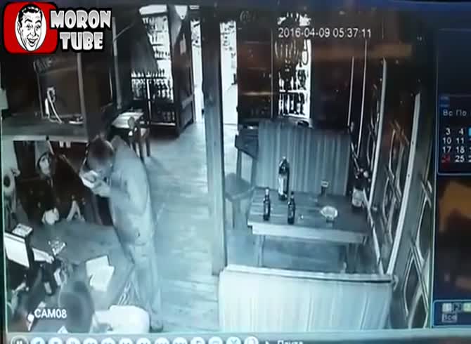 Video :Armed with a gun, he uses violence by shooting his executioner in the head (public cautioned)